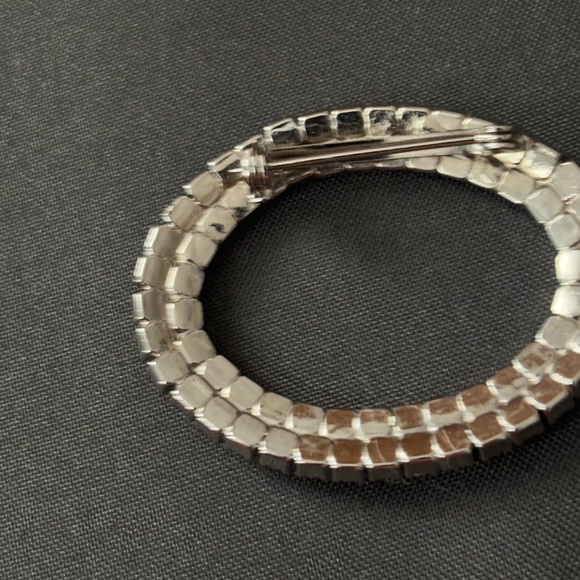 Vintage Rhinestone Wreath Silvertone brooch - Picture 6 of 6